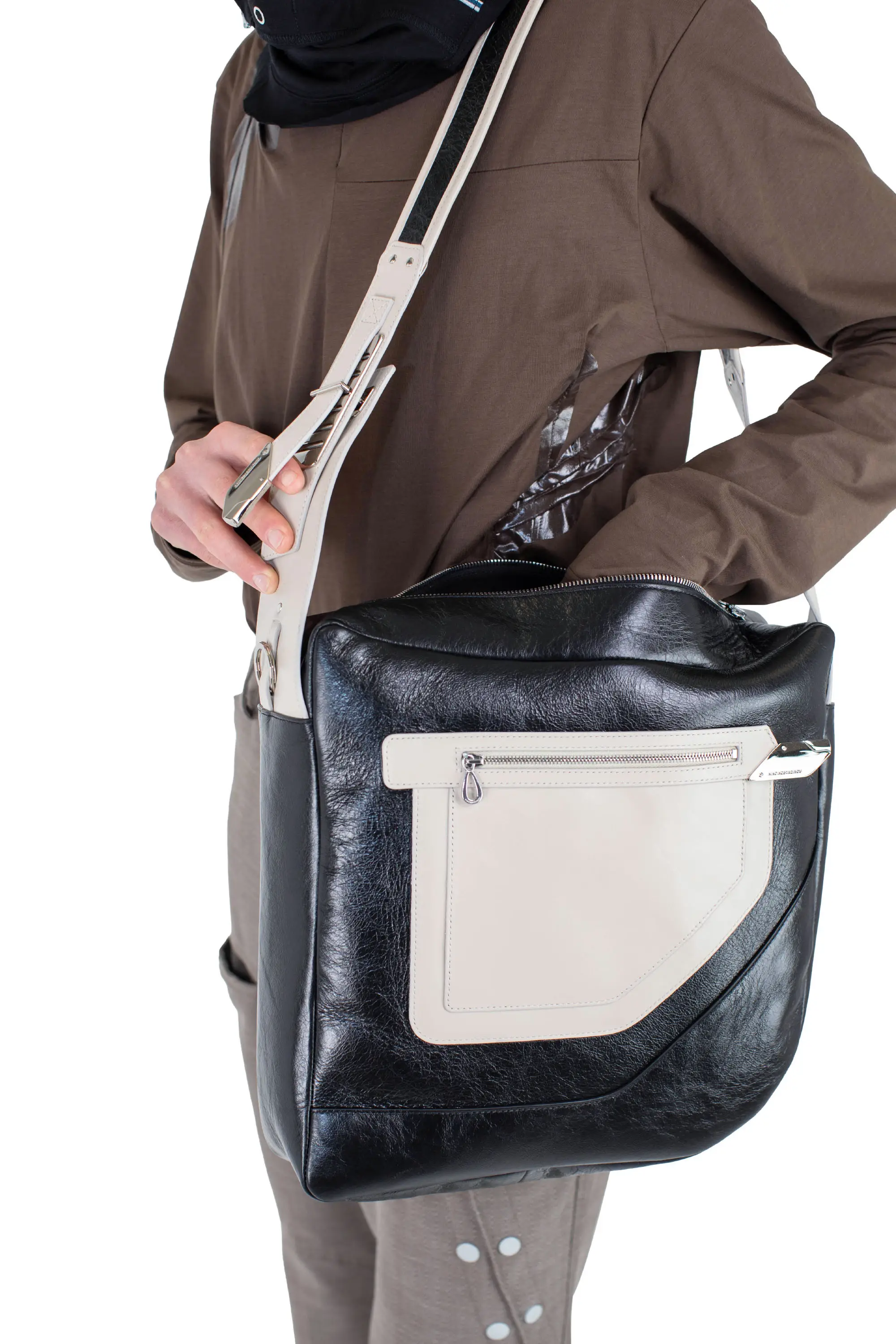 KIKO KOSTADINOV DEULTUM LEATHER BAG - BLACK / BEIGE