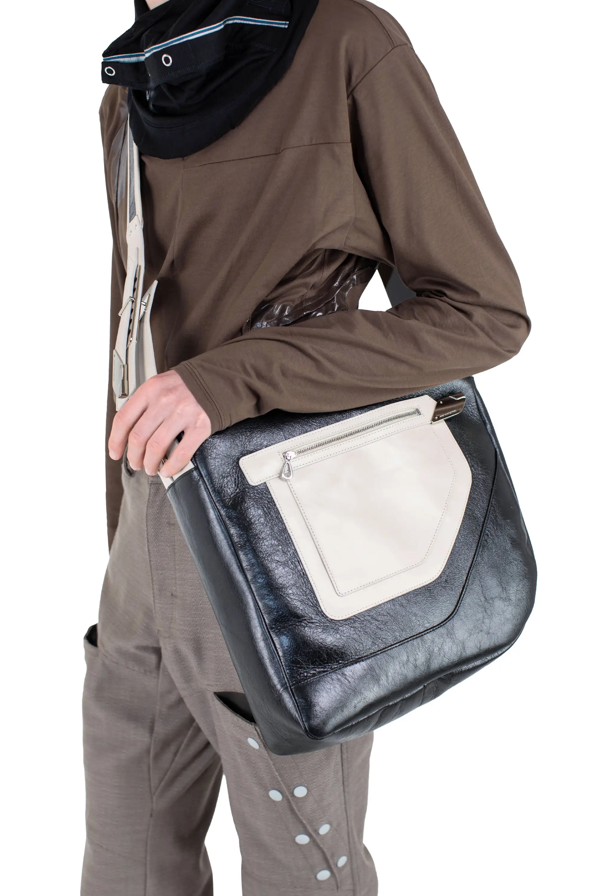 KIKO KOSTADINOV DEULTUM LEATHER BAG - BLACK / BEIGE